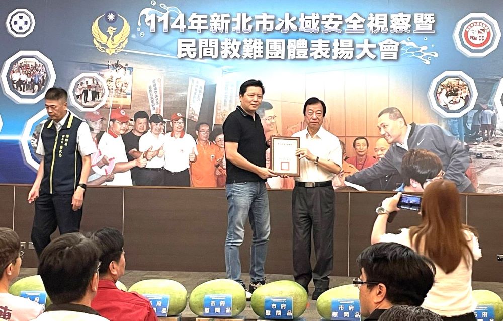 志工齊努力消暑好安心 新北表彰水域警戒團體 5 《圖說》朱惕之副市長頒發感謝狀。〈消防局提供〉