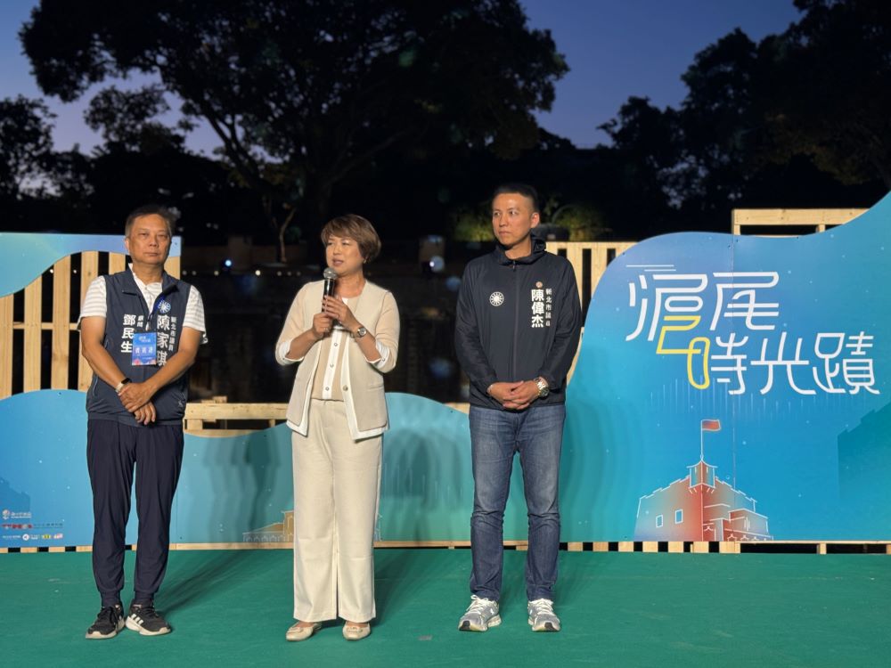 滬尾礮臺成夢幻打卡點 淡古20週年館慶震撼登場 1 《圖》新北市副秘書長龔雅雯(中)、市議員陳偉杰(右)出席「20週年館慶活動-滬尾時光蹟」開幕式儀式。〈淡古提供〉
