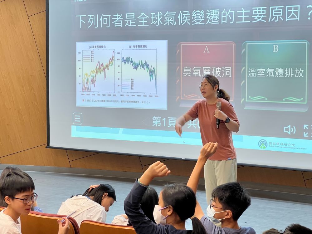 新北永續未來學院環教 30位青年體驗環保行動力 2 《圖說》「思樂樂劇場」活動結合劇場教育與環保主題,由曾令羚老師帶領學員,以角色扮演、小組討論與即興創作的方式,發展一場環保行動劇。〈環保局提供〉
