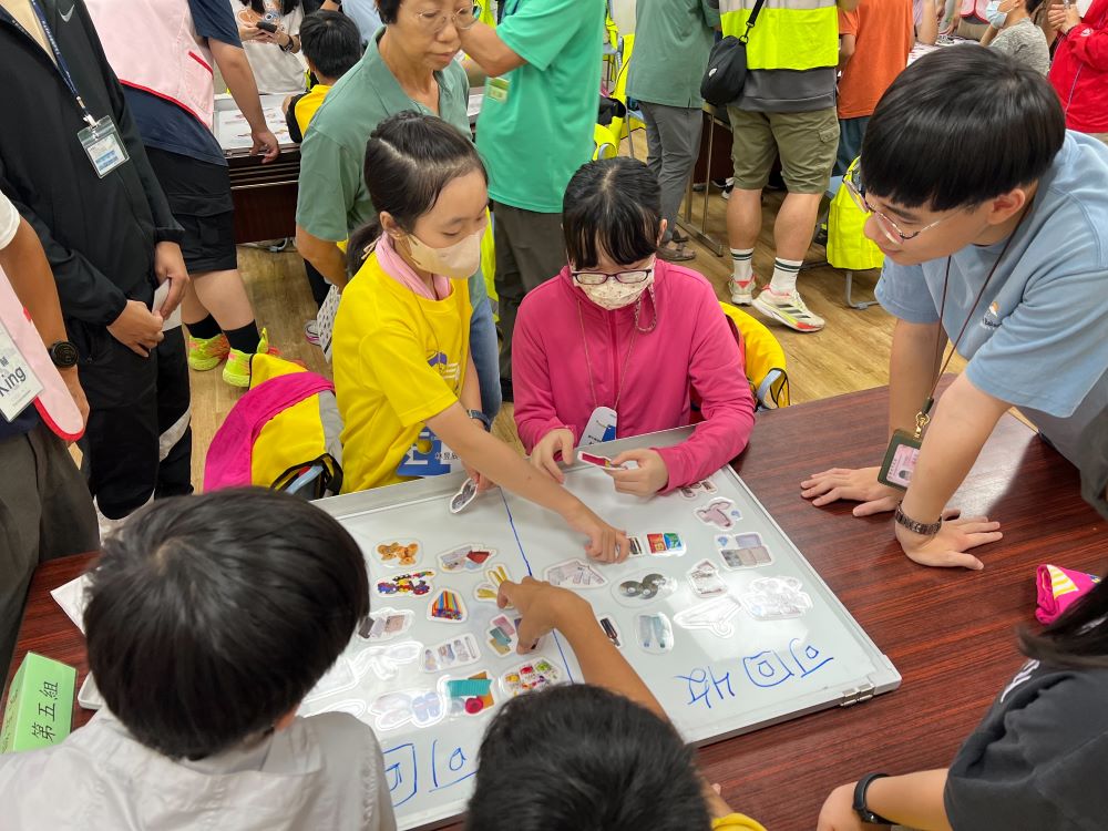 新北永續未來學院環教 30位青年體驗環保行動力 1 《圖說》學員們參訪樹林垃圾焚化廠,學習如何區分可回收的資收物,進而減少日常的垃圾量。〈環保局提供〉