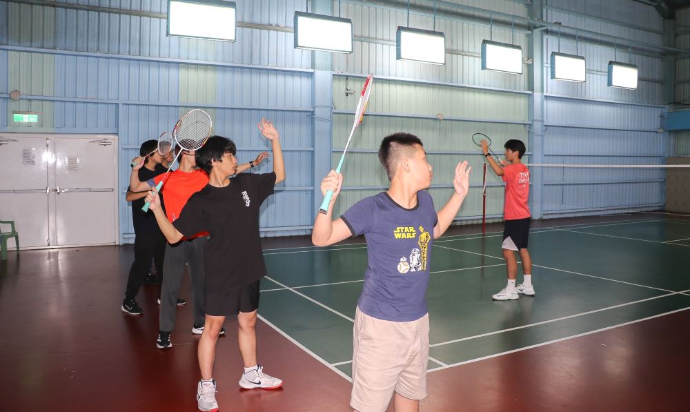 穩定飛行少年情緒導引正途 蘆少中心辦羽球夏令營 6 《圖說》蘆少中心為飛行少年特辦羽球夏令營,專業教練從基本動作教起。〈社會局提供〉