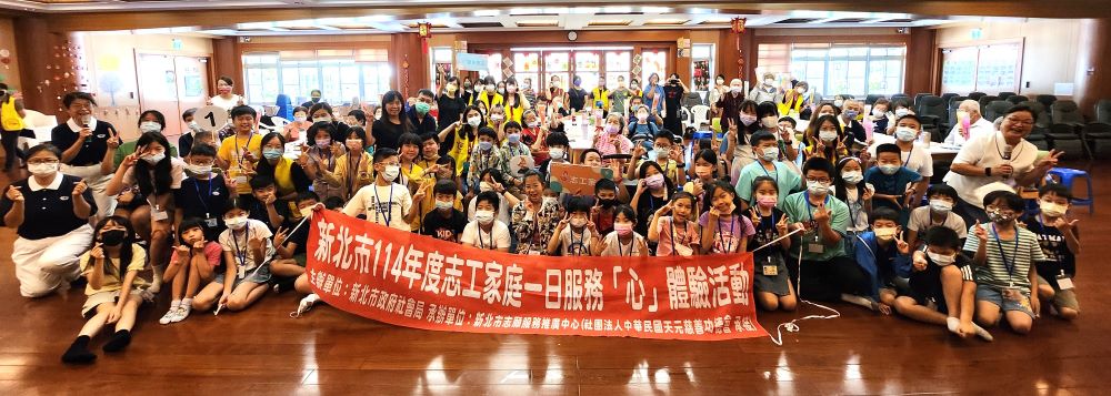 暑假回饋社區 新北56位小志工走進長照機構陪伴長輩 6 《圖說》志工家庭與長輩們一同開心合照。〈社會局提供〉