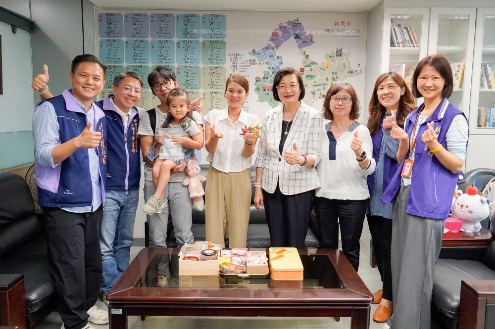 解佩芳榮獲新北模範公務員 徐麒晏獲績優人員 5 《圖說》社會局長李美珍(右4)雖惜才,但面對解佩芳(中)要返鄉服務並高陞,仍不得不割愛,右三副局長許秀能、左二主秘黃逢明。〈社會局提供〉