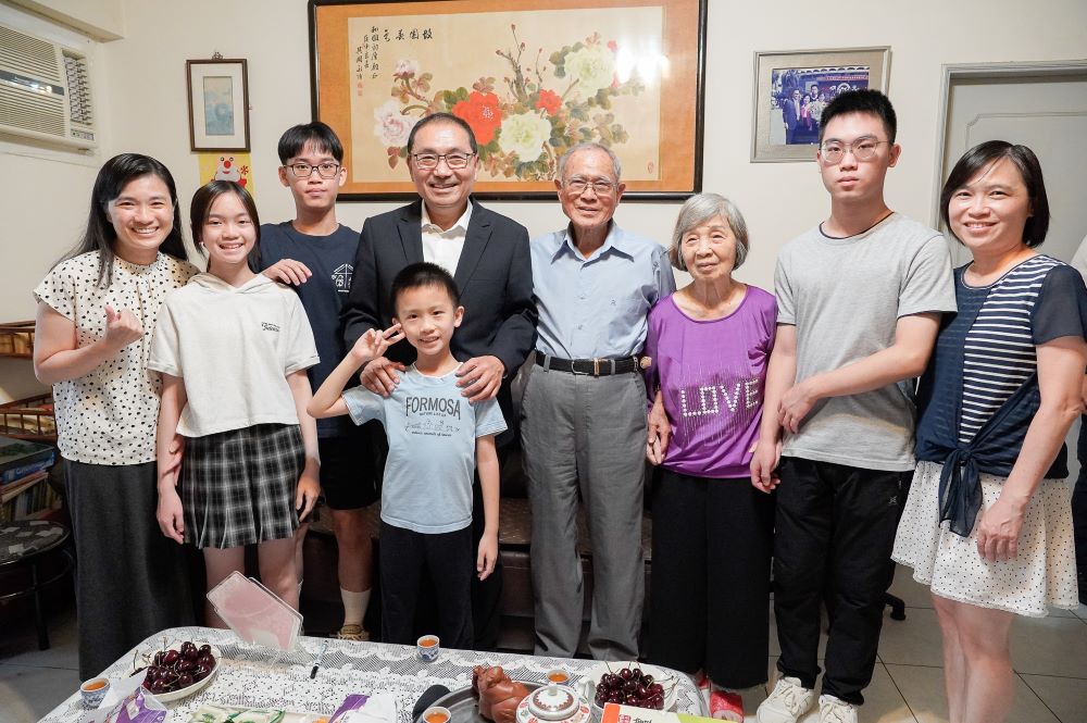 保家衛國模範父親性平先驅 侯友宜親往道賀陳和國 4 《圖說》侯友宜市長與陳和國全家人合影。〈社會局提供〉