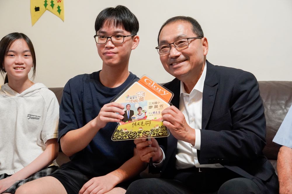 保家衛國模範父親性平先驅 侯友宜親往道賀陳和國 3 《圖說》陳和國的孫子在110年國小畢業時,曾獲市長獎,與侯友宜合照,侯市長應邀在照片上簽名留念。〈社會局提供〉