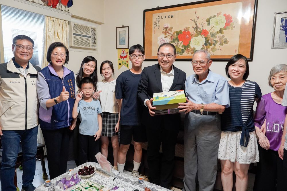 保家衛國模範父親性平先驅 侯友宜親往道賀陳和國 1 《圖說》侯友宜市長致贈茶葉禮盒和茶點給陳和國。〈社會局提供〉