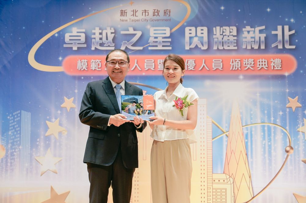 解佩芳榮獲新北模範公務員 徐麒晏獲績優人員 4 《圖說》解佩芳借助科技守護脆家榮獲模範公務員,市長侯友宜特予表揚。〈社會局提供〉