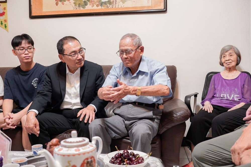 保家衛國模範父親性平先驅 侯友宜親往道賀陳和國 2 《圖說》陳和國(中)向侯友宜市長述說歷經823砲戰、單打雙不打等歲月,右為太太李彩戀老師。〈社會局提供〉