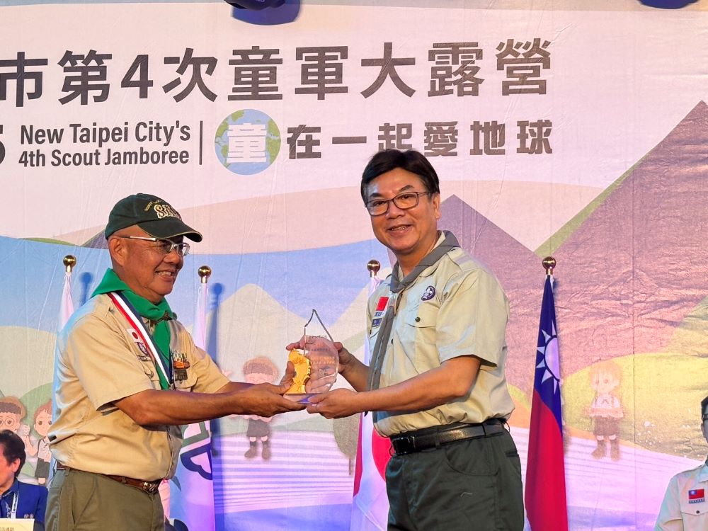 全國最大!2千人童軍露營新北登場 攜手東京聯盟宣示「愛地球」 3 《圖說》副市長劉和然致贈感謝牌表達對聯盟長期積極促進臺日童軍交流的肯定。〈教育局提供〉