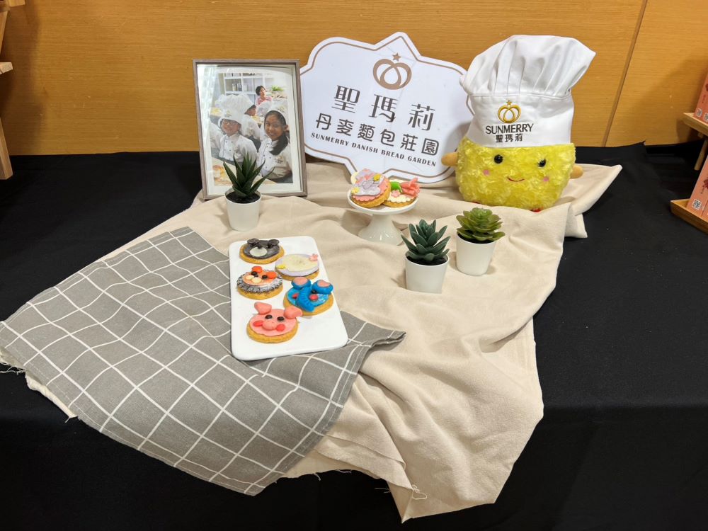 新北觀光工廠系列活動揚帆 巴士一日遊重頭戲 3 《圖說》2025 新北觀光工廠系列活動記者會現場展示品。〈記者葉柏成攝〉