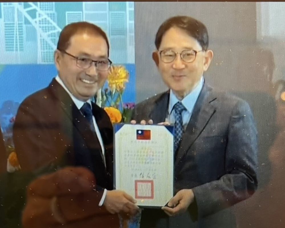 打造長照新藍圖 新北攜手國內外專家展願景 4 《圖說》侯友宜市長頒感謝狀二。〈衛生局提供〉