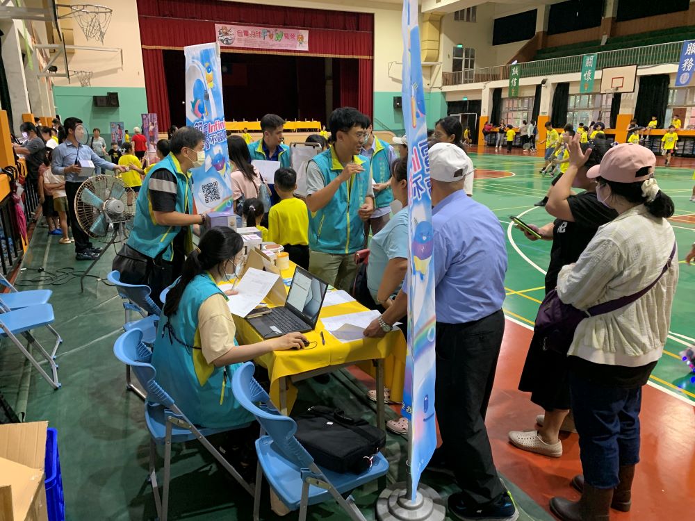 台電羽球Fun電營熱鬧開打 400學童盡情玩運動 5 《圖說》「台電羽球Fun電營」結合節電推廣活動,北西區處建議用戶使用「台電App」,助民眾聰明用電。〈北西區處提供〉