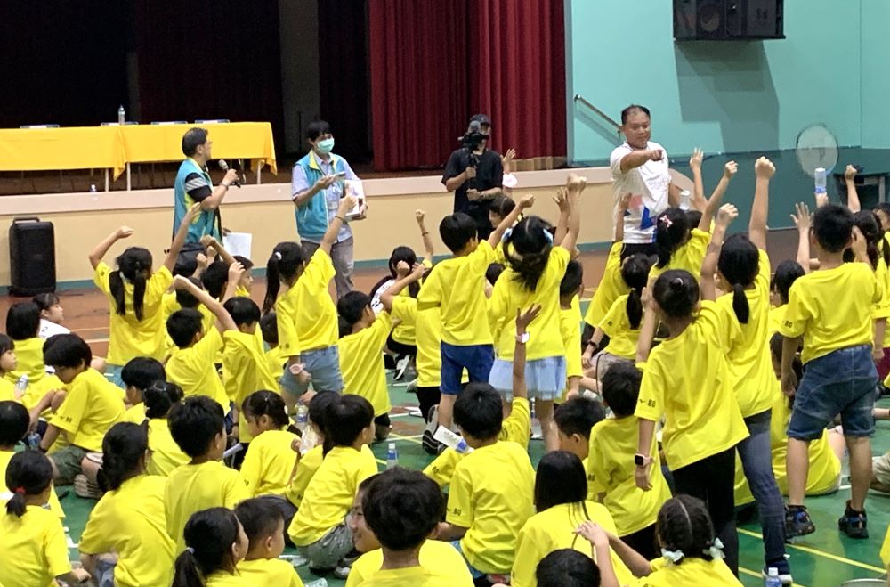 台電羽球Fun電營熱鬧開打 400學童盡情玩運動 3 《圖說》台電北西區處進行節電宣導,小朋友們回應熱烈。〈北西區處提供〉
