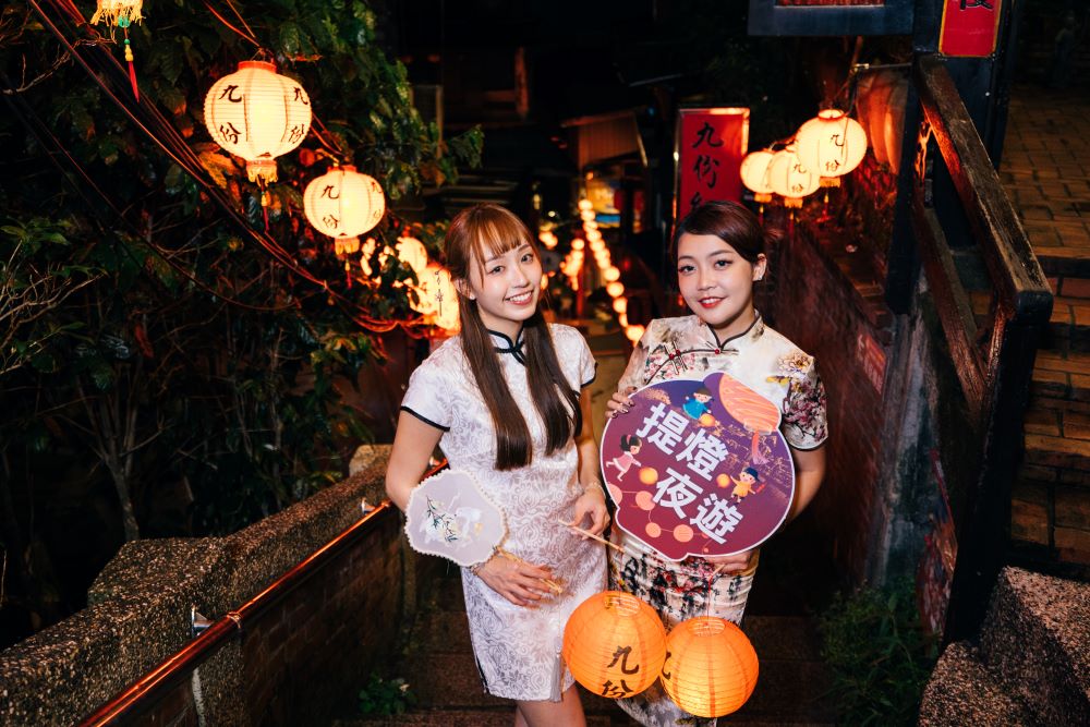 九份紅燈籠祭7/13熄燈 集章兌換限量新北幣 5 《圖說》民眾只要至服務中心領取集章卡並蒐集五大主題燈區的專屬印章可兌換限量新北幣,可於店家消費時折抵使用。〈觀旅局提供〉