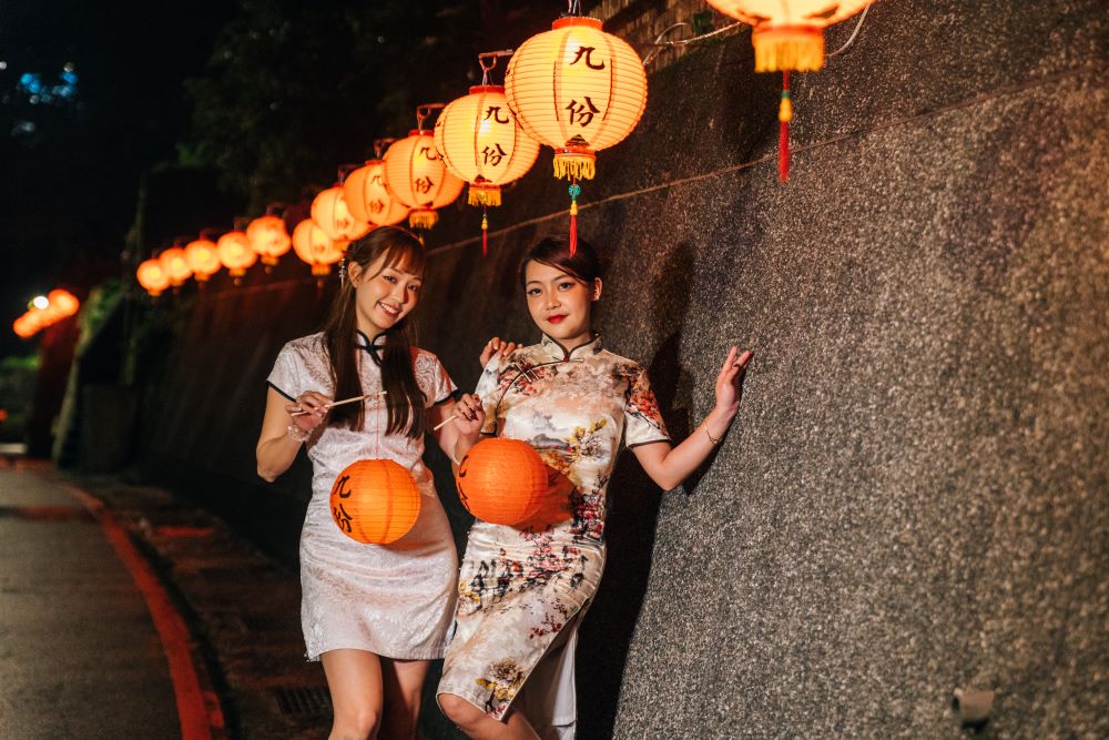 九份紅燈籠祭7/13熄燈 集章兌換限量新北幣 6 《圖說》遊客可以體驗穿著旗袍與各式燈籠裝置合照。〈觀旅局提供〉