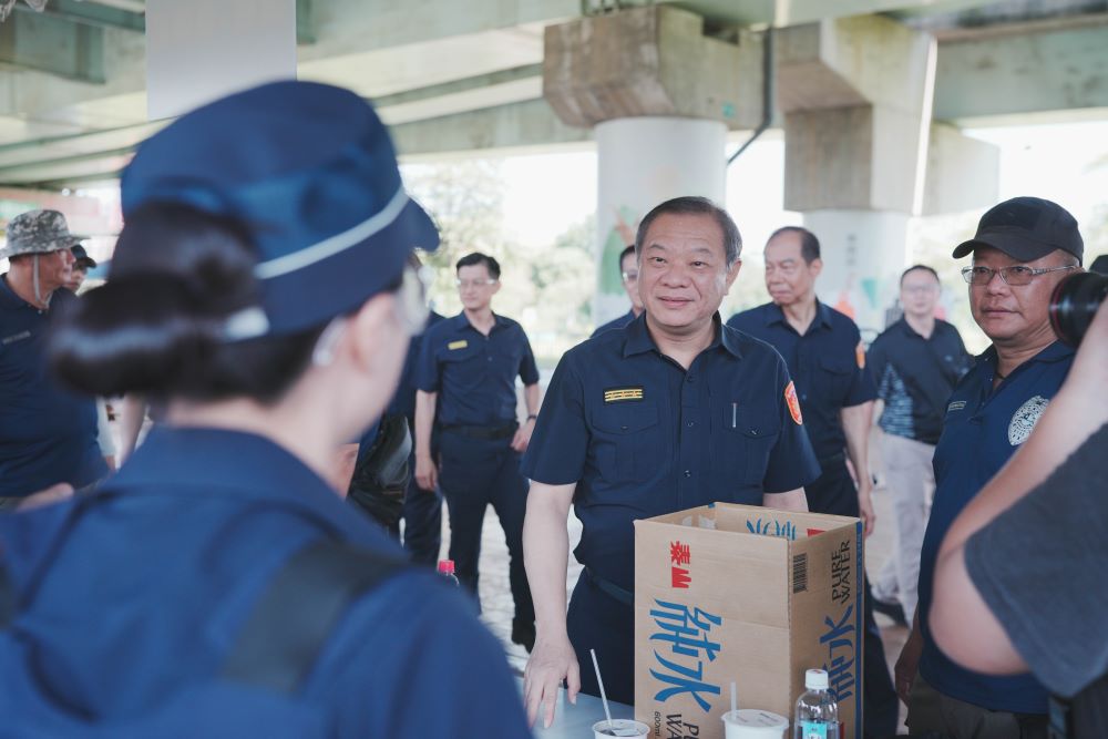 《圖說》局長廖訓誠視察與同仁熱絡互動。〈警察局提供〉