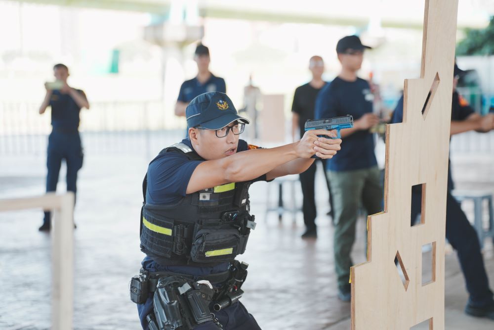 《圖說》情境模擬挑戰過程中員警在操作大量體能活動後，利用九洞板不同的射擊角度，模擬執行中運用各種掩體進行射擊。〈警察局提供〉