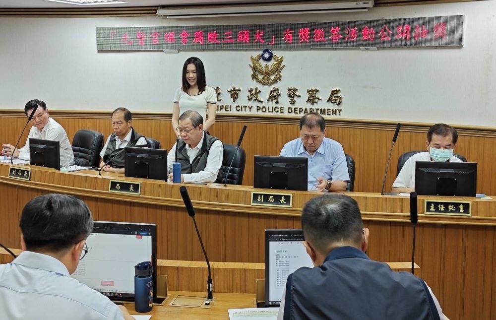 反詐倡廉 緝拿「腐敗三頭犬」抽出500幸運兒 1 《圖說》新北警察局「毛警官緝拿腐敗三頭犬」反詐騙倡廉潔有獎徵答公開抽獎活動,由局長廖訓誠〈中〉親自抽獎,計抽出500名幸運兒。〈警察局提供〉