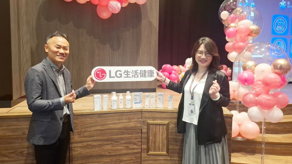《圖說》LG生活健康翟守信總經理(左)、侯彤縈總監(右)代表捐贈美妝生活用品。〈臺北醫院提供〉