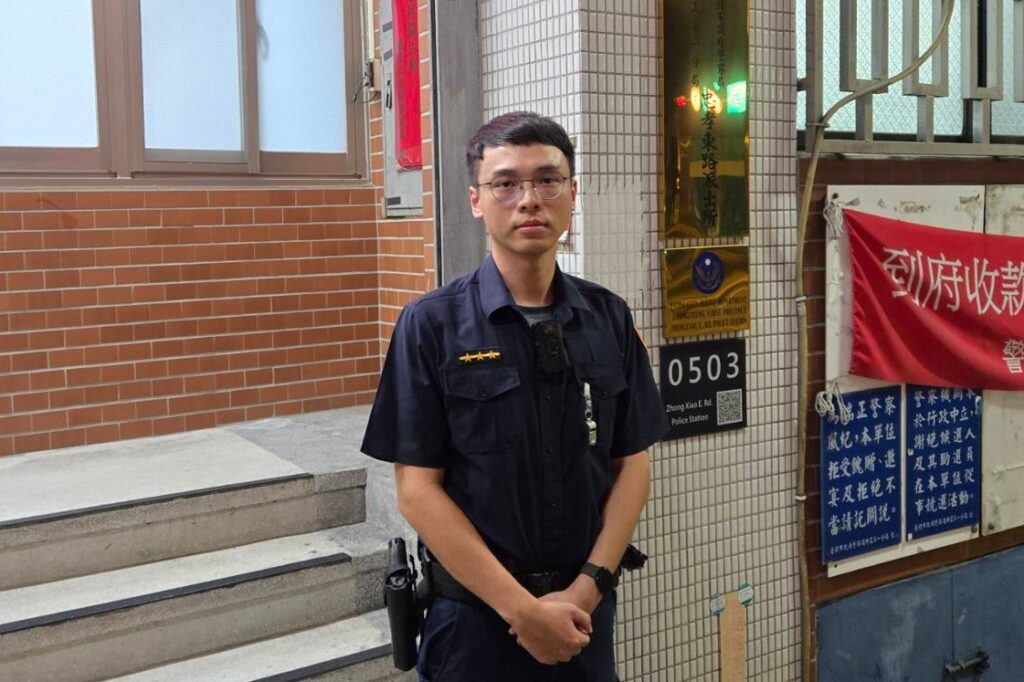 警急阻詐 七旬婦欲提領千萬現金險遭詐 警銀聯手阻詐顧老本 1 鄭翔謙