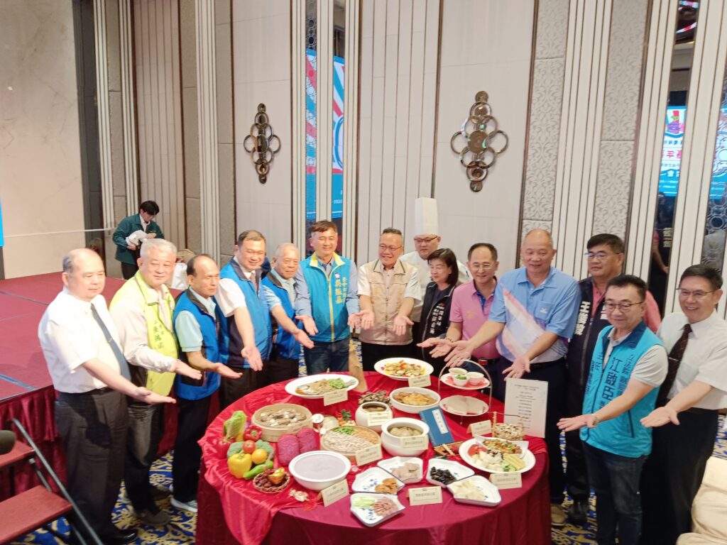 中市農業局推廣優質農特產品 靈蛇獻瑞四寶饗宴千人宴8/10熱鬧辦桌 1 長官來賓與料理合照 1