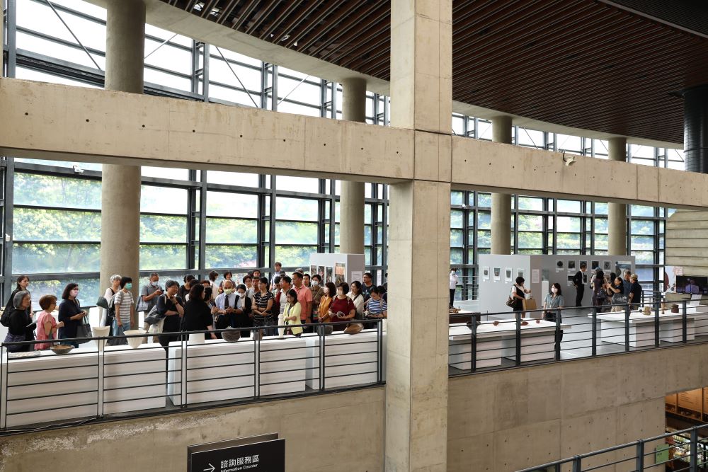 感受日本自然落灰釉樸實魅力 陶博館「燒締」特展登場 9 《圖說》觀眾欣賞自然落灰釉的樸實魅力與器物的美。〈陶博館提供〉