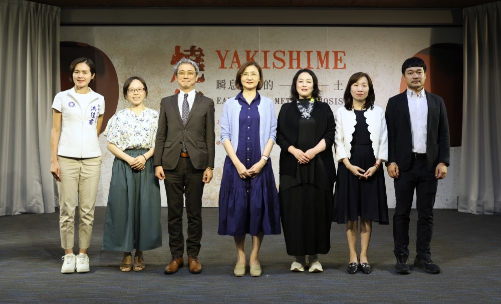 感受日本自然落灰釉樸實魅力 陶博館「燒締」特展登場 6 《圖說》臺日貴賓合影為「燒締-瞬息萬變的土」展覽揭開序幕,中為文化局長張䕒育。〈陶博館提供〉