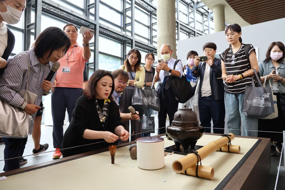 感受日本自然落灰釉樸實魅力 陶博館「燒締」特展登場 7 《圖說》策展人岩井美惠子引領觀眾欣賞自然落灰釉的樸實魅力與器物的美。〈陶博館提供〉