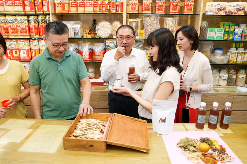 《圖說》「晉義蔘藥行」準備適合夏日冰涼飲品，退火消暑的「日日養潤茶」以及自製的八仙果給侯市長品嚐。〈青年局提供〉