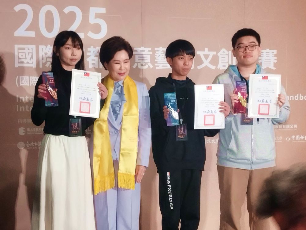電繪、AI創作獲首獎 龍華科大國際首都創意藝文賽發光 2 《圖說》龍華學子在國際舞台展現創意並勇奪佳績,是對專班培育方向的最佳肯定。〈龍華科大提供〉