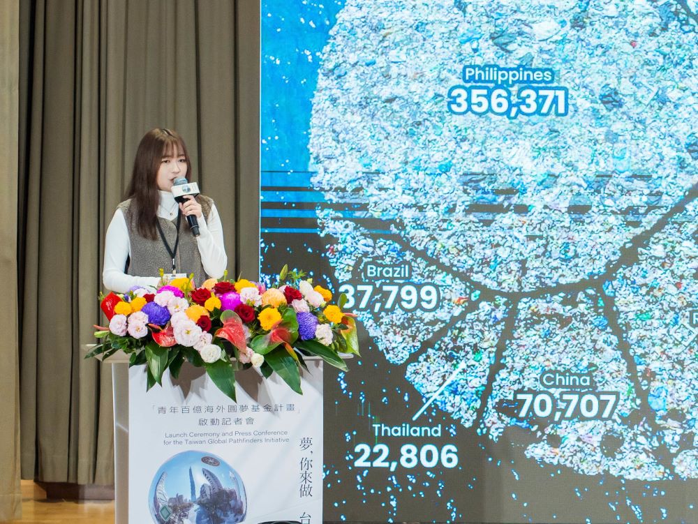 榮獲海外圓夢基金 龍華科大邱詠絜海外永續之旅啟航 3 《圖說》邱詠絜於「青年百億海外圓夢基金計畫」啟動記者會中,分享環境永續夢想。〈龍華科大提供〉
