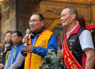《圖說》真武廟設立「真武廟行善團」，協助弱勢團體，侯友宜市長穿上志工背心表示，用帝爺公的精神全心服務。〈民政局提供〉