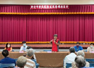 《圖說》李毓錫副處長(中)耐心傾聽退除役官兵建言並逐一解答釋疑。〈新北榮服處提供〉