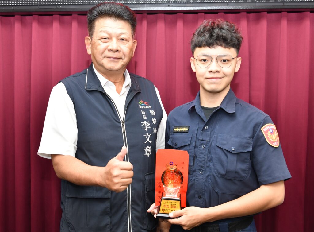 施呈諭搶救昏厥男子一命李文章公開表揚豎指稱讚