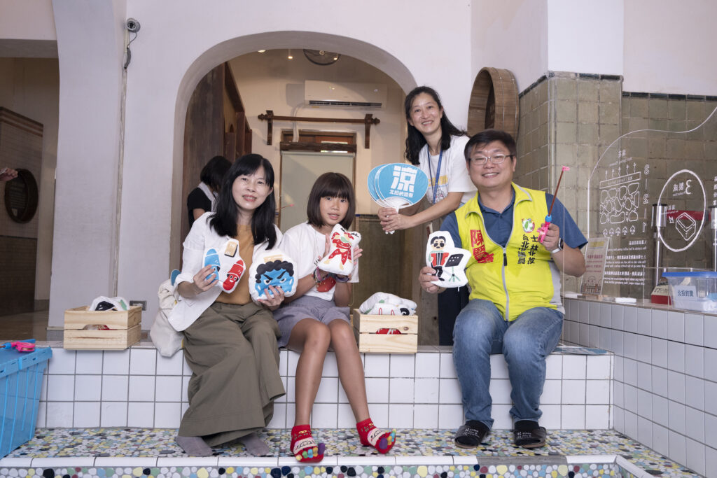 7/18-8/3「2025北投納涼祭」盛夏登場,一起納涼樂翻天! 4 陳譽馨副局長、陳賢蔚議員與小朋友體驗北投釣寶遊戲