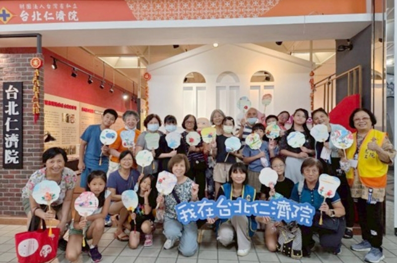 仁濟院樂齡課程新體驗 「祖孫共學」阿公阿嬤超尬意 1 ▲仁濟院用心為祖孫打造專屬的暑假回憶。(圖/台北仁濟院提供)