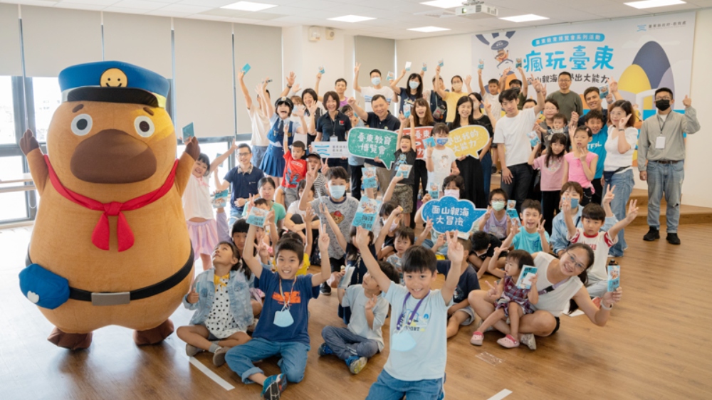 達克比出任務 教育博覽會開跑!邀親子家庭 感受臺東山海人文交織的教育魅力 1 ▲臺東縣政府與親子天下攜手合作,邀請超人氣IP角色動物警探「達克比」。