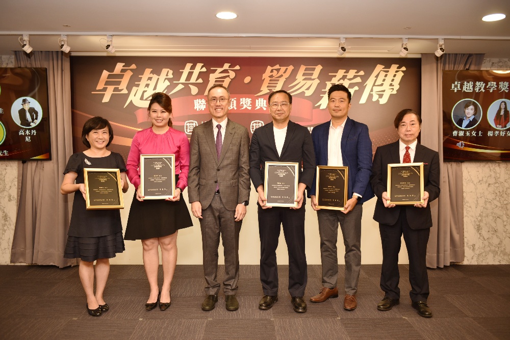 ▲IEAT頒發「國貿教育卓越教學獎」給五位長期投入貿易教育的業師，包括曹淑玉(左一)、楊孝妤(左二)、劉兆富(右三)、游邵予(右二)、高木丹尼(三一)老師。