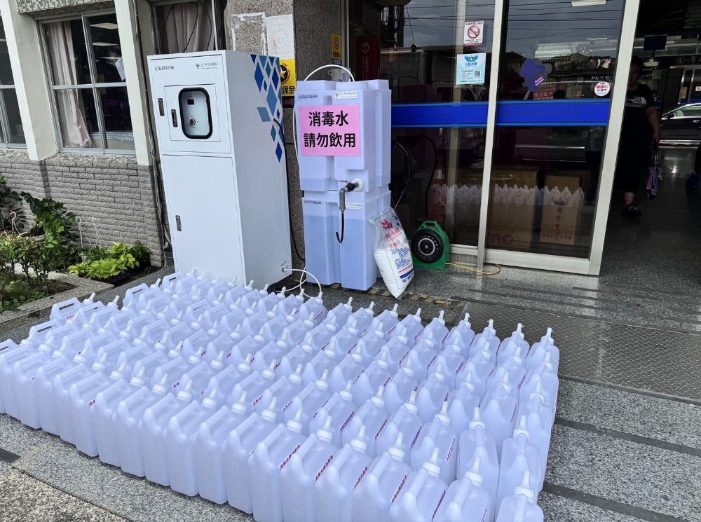 災後防疫升級 創淨科技「多效型消毒液即時製造機」導入義竹鄉 2 ▲創淨科技獨家電化學技術,僅需自來水與食鹽,即可快速製造消毒液。
