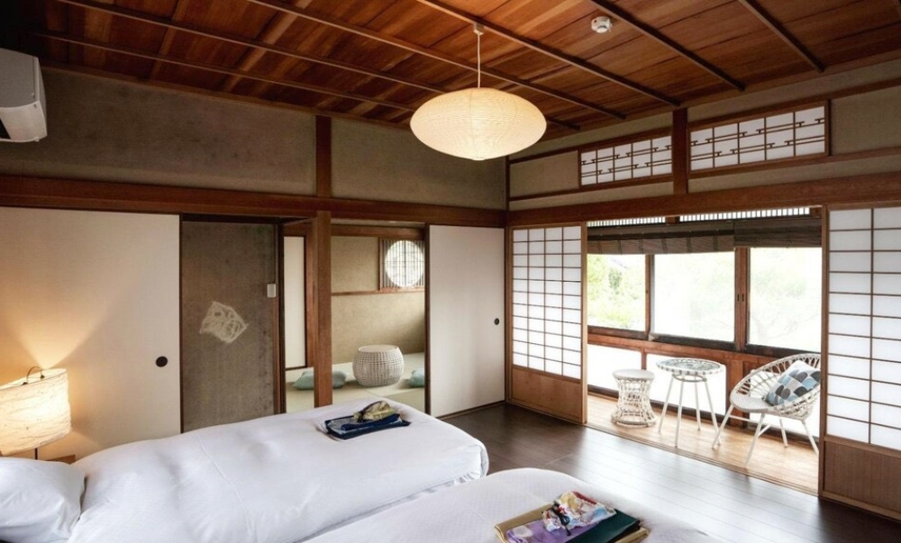 ▲入住百年古民家改建的特色旅館，獨特體驗讓旅客不僅有如穿越了時空，深入程度更當了一回在地人。(圖/瑞恩旅遊提供)