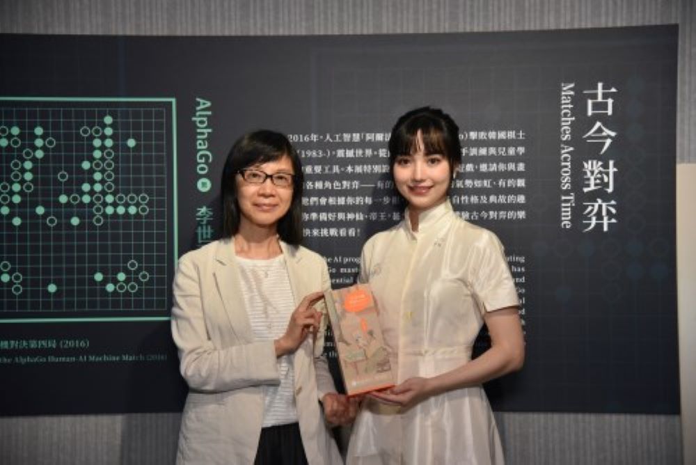 「碁人弈事」特展仕女對弈繪畫 黑嘉嘉印象深刻 1 《圖說》世界圍棋形象大使、職業棋士黑嘉嘉〈右〉參觀故宮暑假重磅特展「碁人弈事—古代圍棋文化」,由故宮余佩瑾副院長〈左〉親自接待。〈取自故宮官網〉