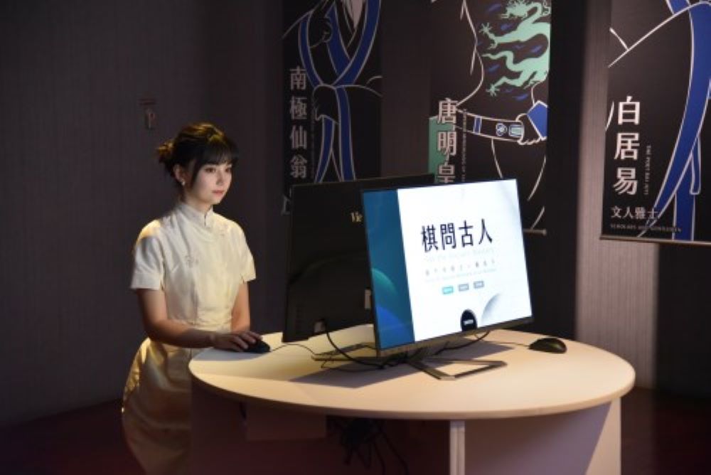 「碁人弈事」特展仕女對弈繪畫 黑嘉嘉印象深刻 2 《圖說》黑嘉嘉親自體驗展間互動區的古今對弈遊戲。〈取自故宮官網〉