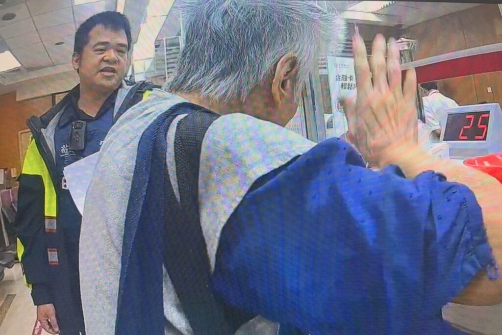 婦人提領鉅款遭阻大暴走 警苦口婆心當場阻詐600萬 2 MEITU 20250718 082001618