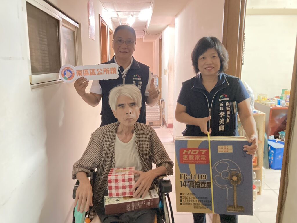 讓獨居長輩涼快整個夏天 中市南區區長李美麗致贈弱勢長輩電扇 1 S 360701969