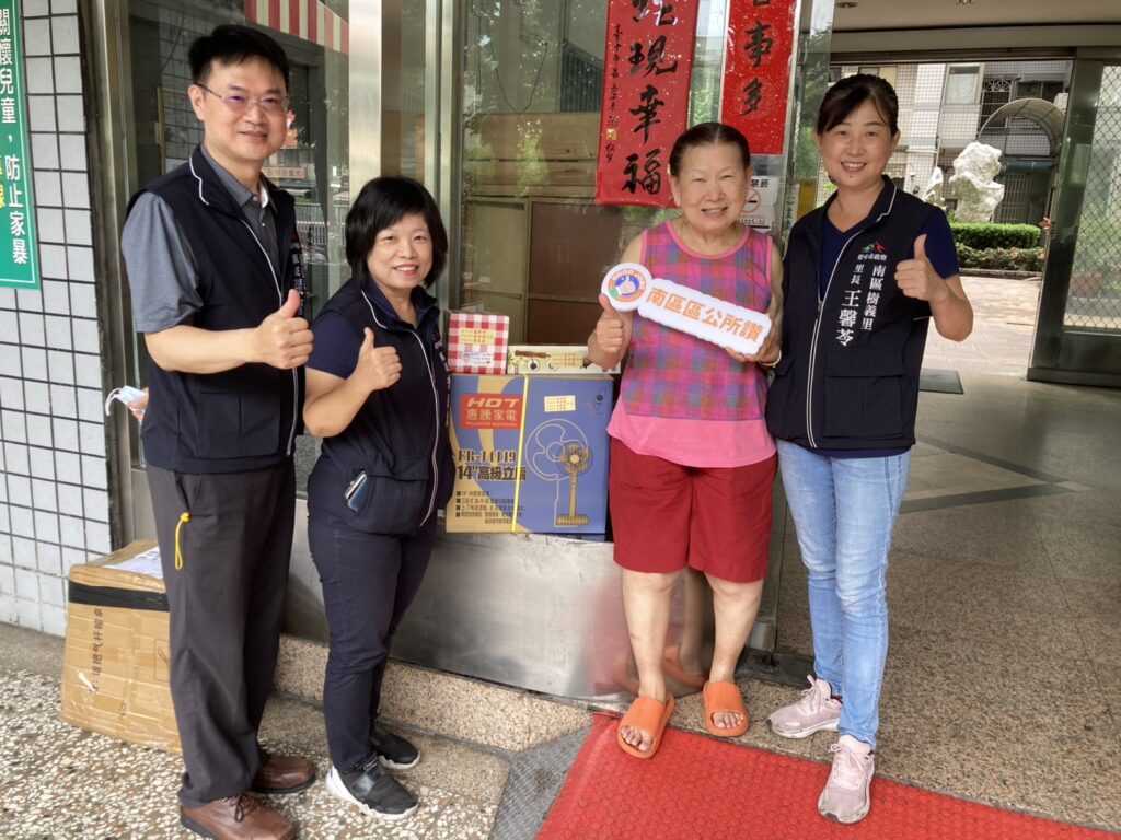 讓獨居長輩涼快整個夏天 中市南區區長李美麗致贈弱勢長輩電扇 2 S 360701970