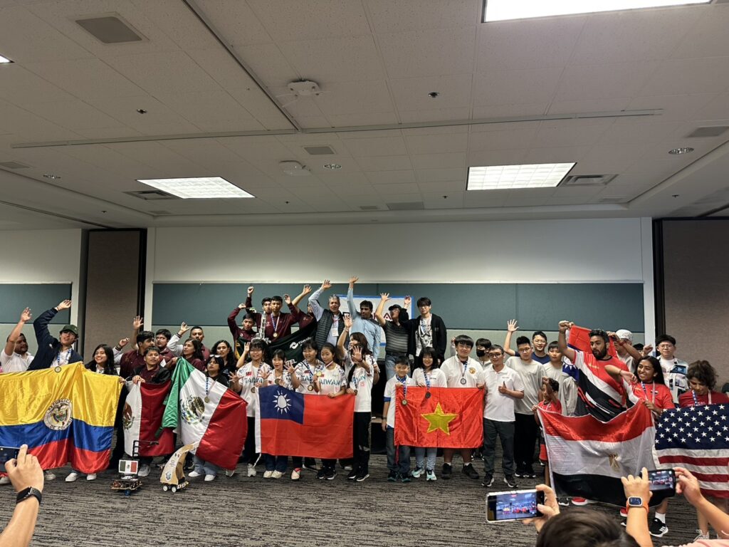 台灣代表隊在2025 RoboRAVE美國矽谷公開賽傳捷報 榮獲企業創意賽第二名! 1 S 99221980 1024x768 1