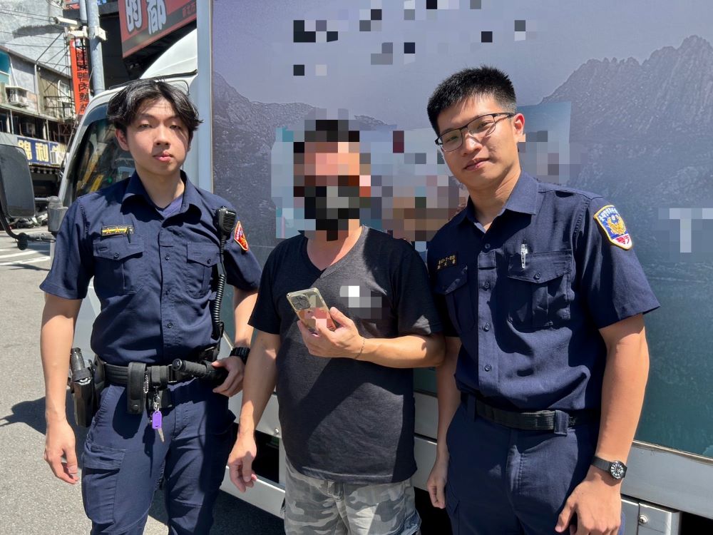 烈日力推拋錨貨車 警專實習生上了寶貴一課 1 《圖說》警專實習生鄭又豪〈右〉透過為民服務,了解協助民眾為警察工作重點之一。〈三重分局提供〉