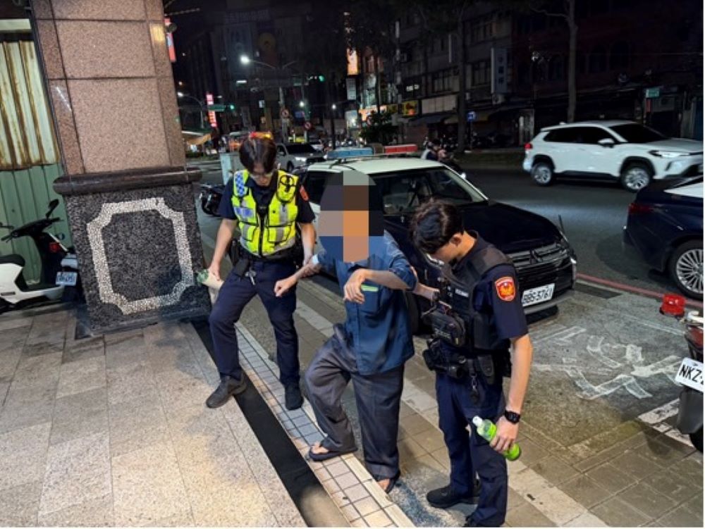 記錯住址運將找唔路 三重警助老翁安然返家 2 《圖說》三重警確認住址後,以最快速度將老翁載回住處並攙扶返家。〈三重分局提供〉