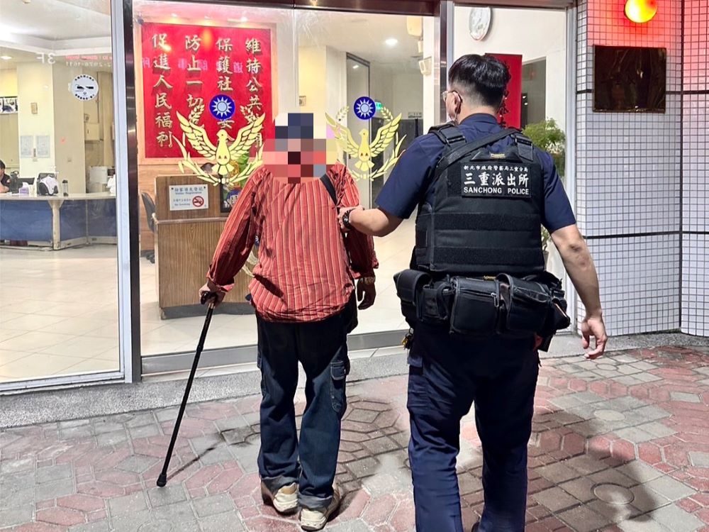 敬老卡找出身分 三重警助深夜迷途翁返家 1 《圖說》三重警確認老翁身分後帶回所通知家屬帶返家。〈三重分局提供〉