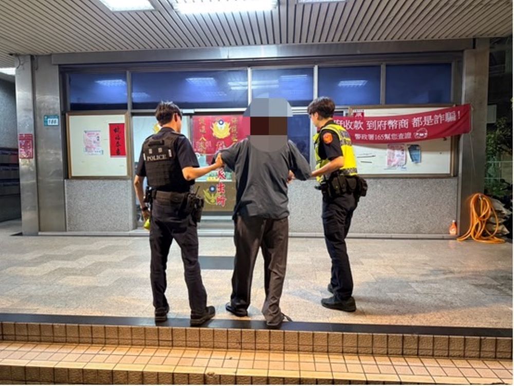 記錯住址運將找唔路 三重警助老翁安然返家 1 《圖說》三重警能盡速辨別老翁身分,先將老先生帶回派出所。。〈三重分局提供〉